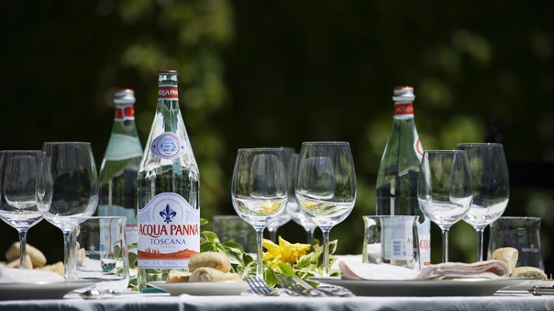 Nước khoáng Acqua Panna, lựa chọn yêu thích của NTK Thái Công, có gì độc đáo và khác biệt khiến nó được ưa chuộng đến vậy?