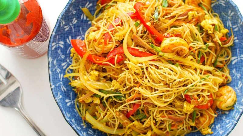 Khám phá bí quyết chế biến mì xào Singapore chuẩn vị, mang đến hương vị đậm đà và hấp dẫn không thể cưỡng lại.
