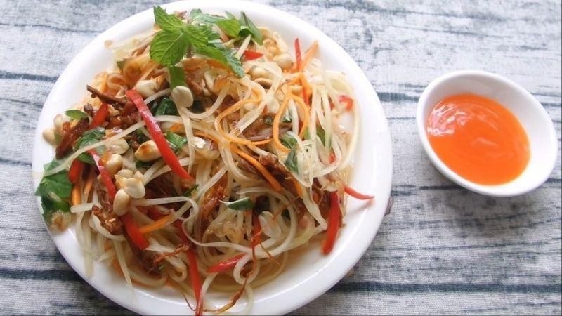 Hướng dẫn làm gỏi đu đủ Thái Lan giòn ngon, đậm đà hương vị ngay tại nhà theo phong cách Ty Thy