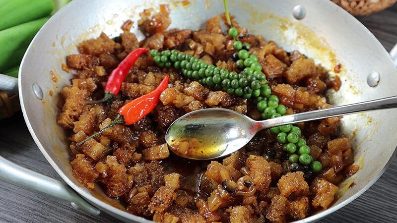 Khám phá công thức làm kho quẹt chay với tóp mỡ chay giòn rụm, mang đến hương vị tuyệt vời không thể cưỡng lại.