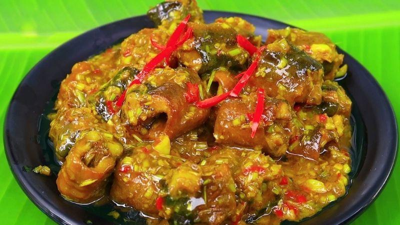 Lươn kho sả ớt, một món ăn đậm đà, cay nồng, lý tưởng cho những ngày trời se lạnh, mang đến cảm giác ấm áp và trọn vẹn.