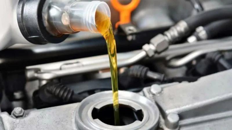 Thay nhớt đúng định kỳ không chỉ giúp xe chạy mượt mà mà còn có tác dụng tiết kiệm nhiên liệu đáng kể. Bạn có bao giờ thắc mắc thay nhớt thế nào để hiệu quả và tiết kiệm xăng nhất chưa?