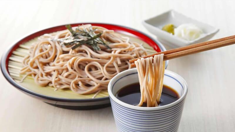 Mì soba, một trong những món ăn tinh túy của Nhật Bản, được chế biến từ bột kiều mạch, mang đến sự kết hợp tuyệt vời giữa hương vị thanh khiết và văn hóa ẩm thực độc đáo.