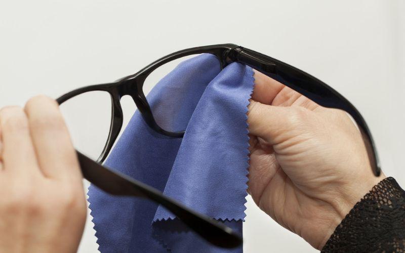 Cách tẩy keo 502 dính trên mắt kính hiệu quả?