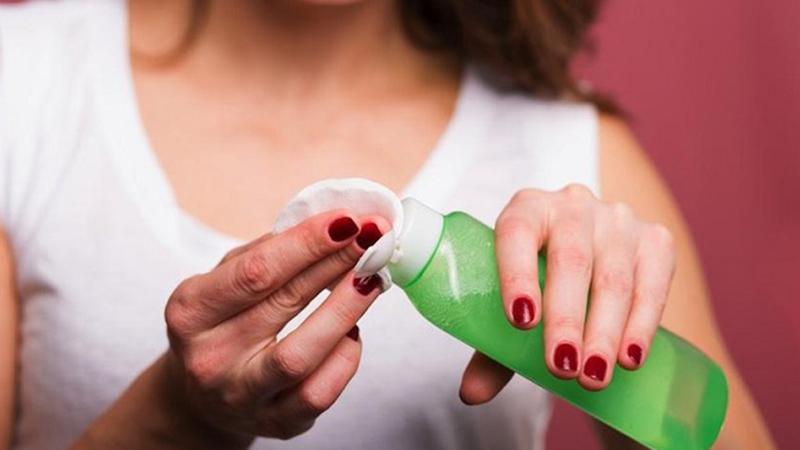 Toner và lotion tuy có sự tương đồng, nhưng mỗi sản phẩm lại mang đến những lợi ích khác nhau cho làn da. Vậy sự khác biệt giữa chúng là gì và đâu là sự lựa chọn lý tưởng cho bạn?