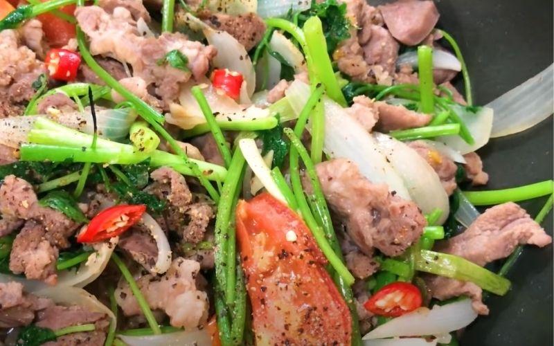 Hướng dẫn chế biến lưỡi heo xào rau củ giòn sần sật, dai ngon vô cùng dễ dàng.
