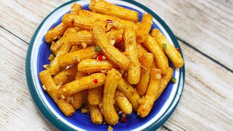 Cách làm nui chiên bơ tỏi ớt cay giòn rụm, ăn là mê