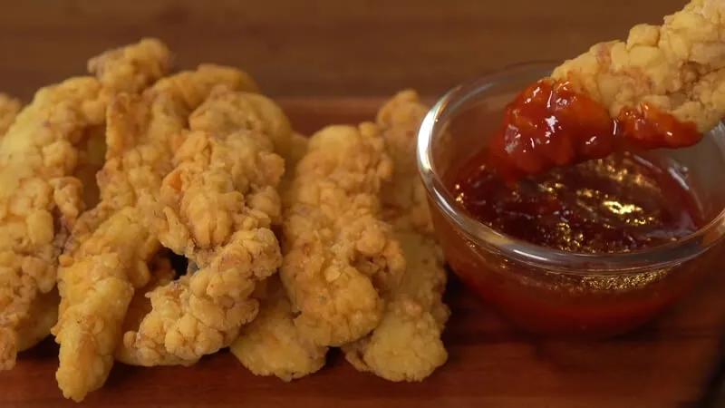 Khám phá cách chế biến gà KFC giòn tan, kết hợp với nước sốt gia vị Hàn Quốc thơm ngon, tạo nên một món ăn hấp dẫn khó cưỡng.