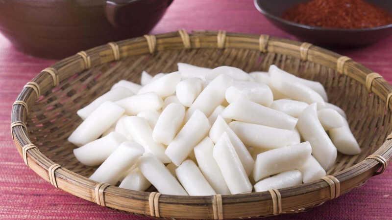 Tokbokki là món ăn nổi tiếng của Hàn Quốc, được yêu thích bởi sự hòa quyện giữa hương vị cay nồng và sự mềm mại của những sợi bánh gạo. Hãy cùng khám phá nguồn gốc, cách chế biến và những món ngon hấp dẫn từ Tokbokki.