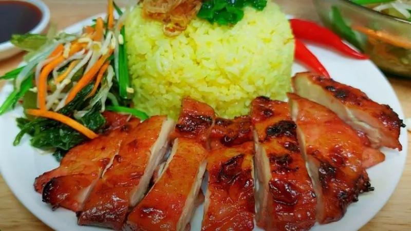 Khám phá công thức cơm gà quay xá xíu tuyệt vời, đậm đà hương vị nhà hàng, khiến mọi giác quan của bạn phải say mê.