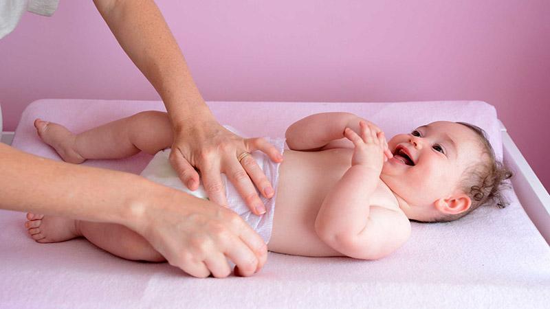 Việc chăm sóc vùng kín cho trẻ sơ sinh là một phần quan trọng trong việc bảo vệ sức khỏe của bé. Các mẹ cần nắm vững các nguyên tắc cơ bản để giúp bé luôn sạch sẽ và khỏe mạnh.