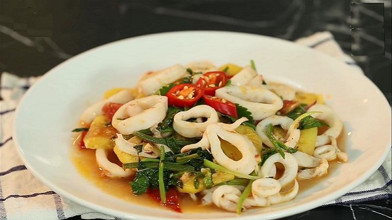 Hãy vào bếp cùng Tripi và khám phá cách làm món mực xào cần dứa thơm ngon, dễ thực hiện cho bữa cơm gia đình thêm phần hấp dẫn.