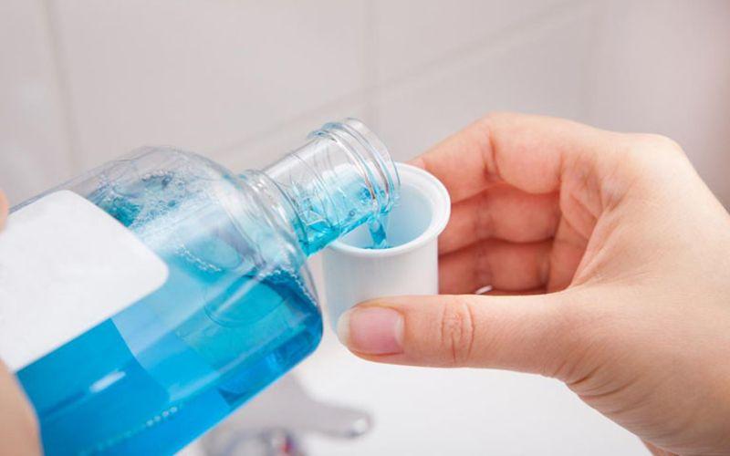 Khám phá 6 loại nước súc miệng lý tưởng cho những ai đang bị nhiệt miệng, giúp nhanh chóng làm dịu và bảo vệ sức khỏe khoang miệng.