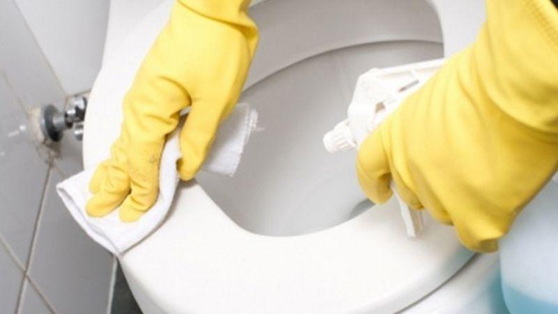 Cách thông tắc bồn cầu nhanh chóng bằng băng dính