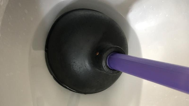 Hướng dẫn sử dụng cây thụt để thông bồn cầu một cách nhanh chóng và hiệu quả.