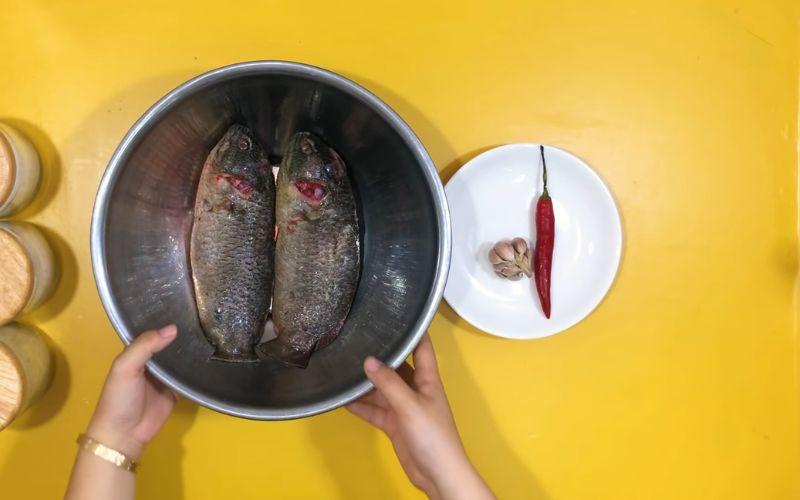 Cách làm cá rô chiên giòn sốt tỏi ớt cay nồng, ngon khó cưỡng