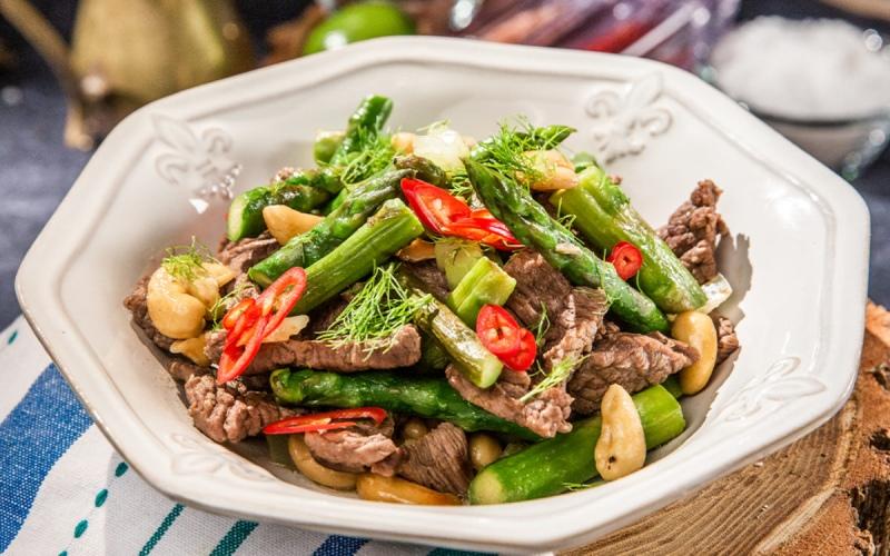 Cách chế biến thịt bò xào măng tây giòn ngọt, thơm lừng tại nhà