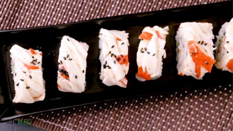 Hướng dẫn cách làm sushi thanh cua tại nhà, đơn giản mà vẫn đầy hấp dẫn.
