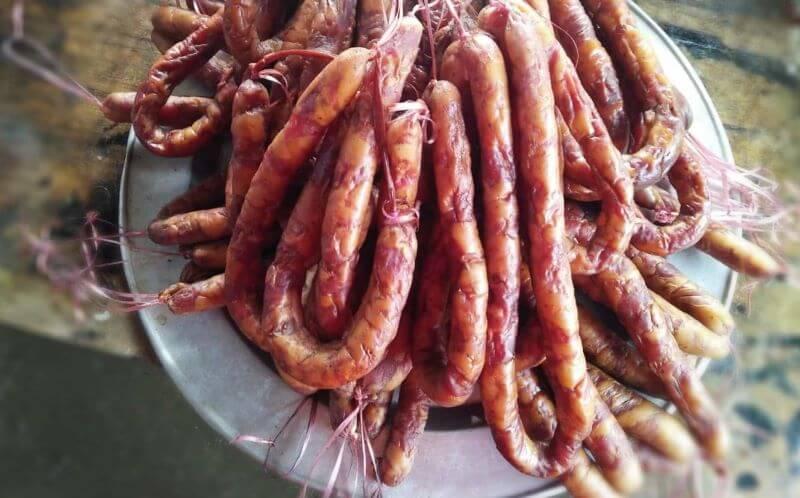 Khám phá công thức làm lạp xưởng hun khói Bắc Kạn với hương vị béo ngậy, dai giòn đậm đà, một món ăn không thể bỏ qua cho những tín đồ yêu thích ẩm thực đặc sắc vùng cao.