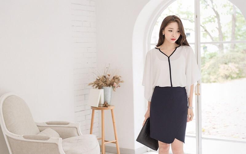 Nếu yêu thích áo cổ V, bạn cần chú ý những điều này để giữ cho phong cách luôn thanh thoát, tránh gây ấn tượng không tốt.