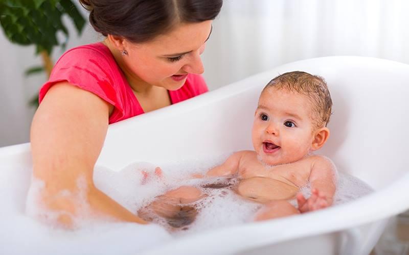 Hướng dẫn sơ cứu kịp thời khi trẻ sơ sinh bị sặc nước trong lúc tắm
