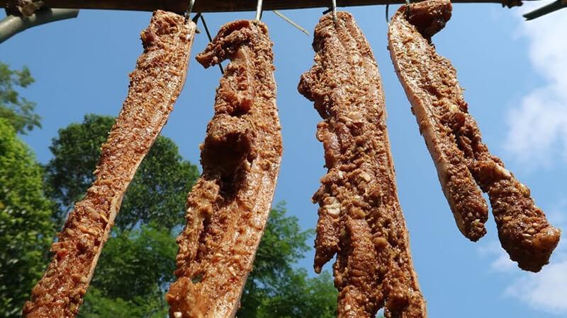 Nhân dịp trời nắng đẹp, chị em có thể tận dụng ngay để làm món thịt ba chỉ phơi khô, lưu trữ cho cả tháng, vừa tiện lợi lại vừa thơm ngon.