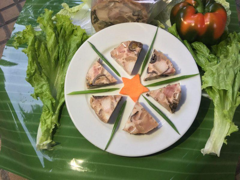 Món ăn nguội luôn là phần không thể thiếu trong mâm cỗ ngày Tết, mang lại sự đa dạng và hấp dẫn cho bữa tiệc. Những món ăn này không chỉ có hương vị đặc trưng mà còn góp phần tạo nên không khí đầm ấm, gắn kết mọi người trong dịp xuân về.