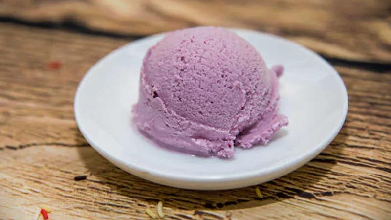 Khám phá cách làm kem khoai môn thơm ngon, mịn màng mà không cần đến máy móc, đơn giản nhưng vô cùng hấp dẫn.