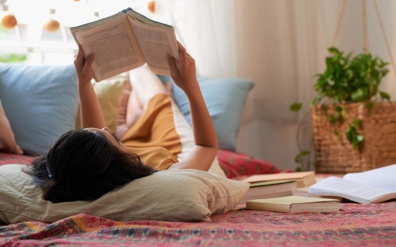 Đọc sách trước khi đi ngủ có thực sự đem lại lợi ích gì cho sức khỏe và tinh thần? Liệu thói quen này có phải là một sự lựa chọn đáng thử? Khám phá ngay!