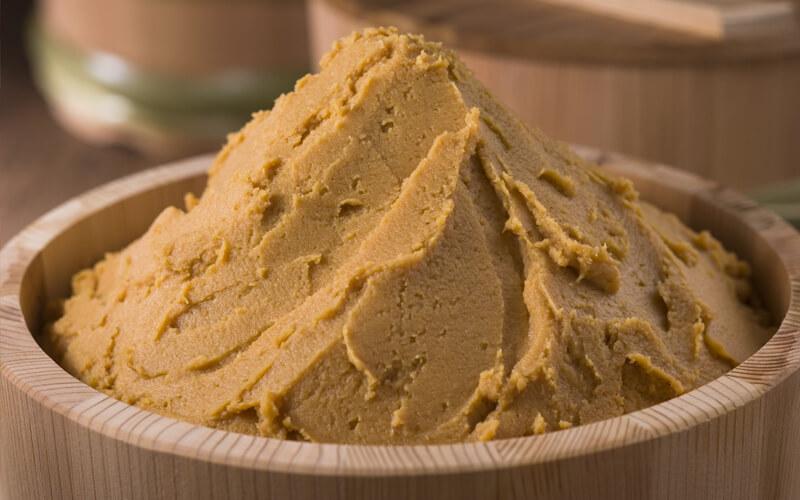 Miso là một gia vị truyền thống nổi tiếng của Nhật Bản. Vậy miso thực sự là gì? Có những loại miso nào và những món ăn nào từ miso khiến thực khách mê mẩn? Cùng khám phá những đặc trưng của miso trong bài viết dưới đây.