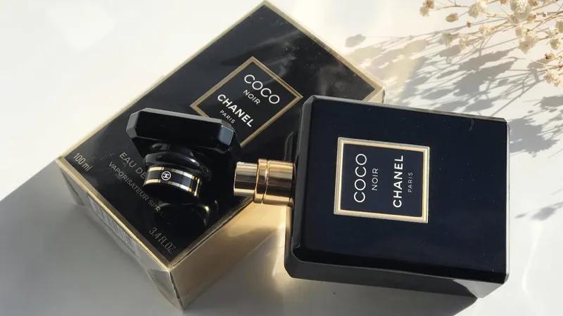 Chanel Coco Noir EDP – hương thơm quyến rũ, đầy tự tin và sang trọng, mang đến cho người sử dụng một dấu ấn khó quên, một sự tinh tế đầy cuốn hút.