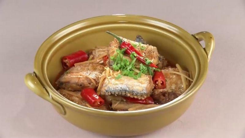 Cách làm cá hố kho hành gừng đậm đà, ấm lòng trong những ngày se lạnh.