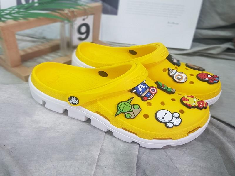 Mùa mưa đã đến, và những đôi dép này nhanh chóng trở thành món đồ không thể thiếu trong tủ đồ của giới trẻ, được săn đón nồng nhiệt.