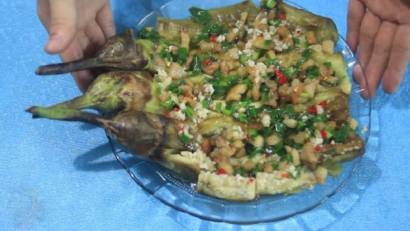 Khám phá hai cách chế biến cà tím nướng mỡ hành vừa thơm ngon vừa béo ngậy, khiến bữa cơm thêm phần hấp dẫn.