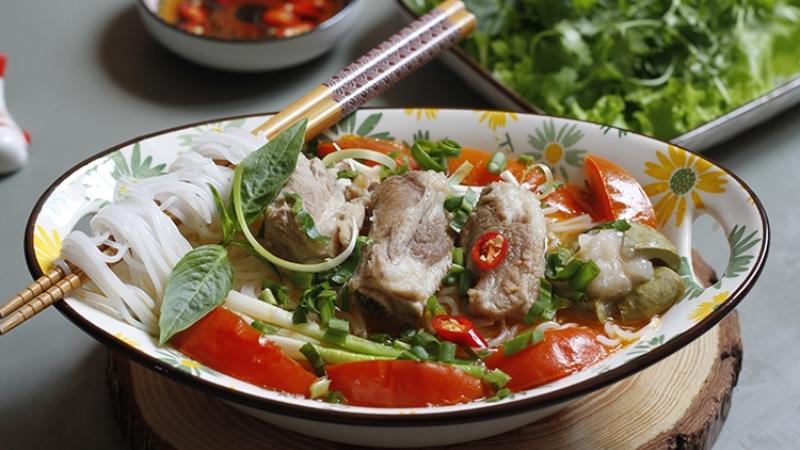 Hướng dẫn làm bún sườn chua, ăn đến 3 tô mà không thể ngừng lại