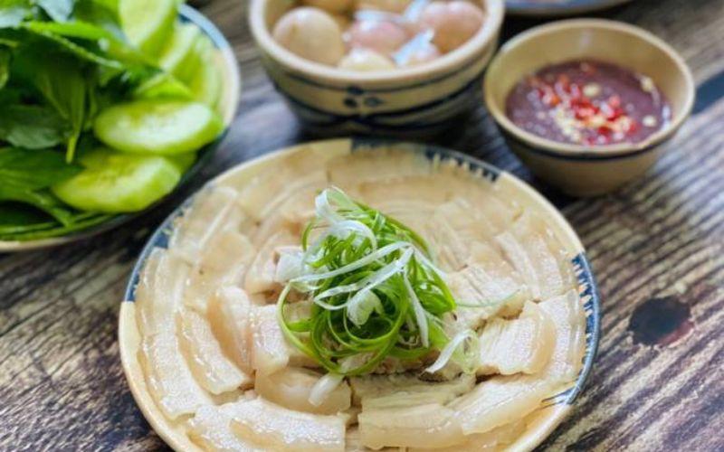 Hướng dẫn cách chế biến thịt ba chỉ luộc chấm mắm tôm đơn giản mà ngon miệng, thích hợp cho các bữa cơm gia đình ấm cúng