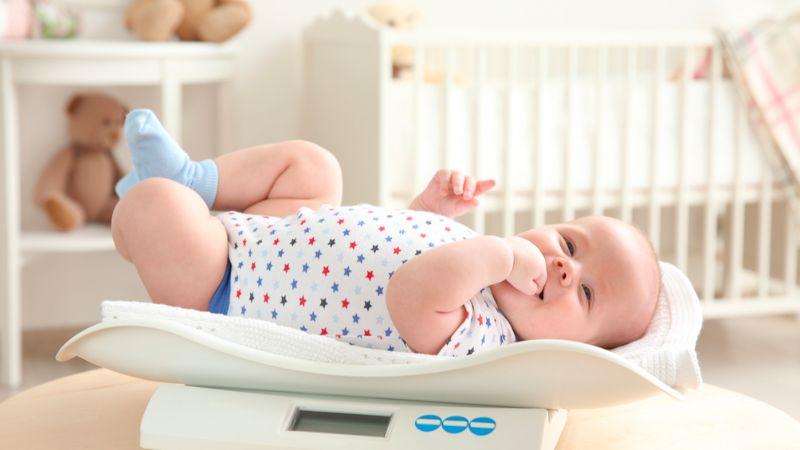 Nguyên nhân nào khiến trẻ sơ sinh không tăng cân trong tháng đầu đời?