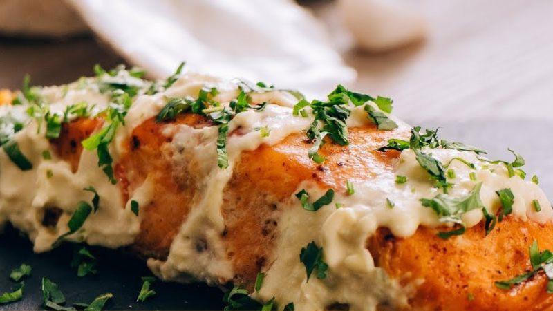 Thưởng thức món cá hồi nướng phô mai đậm đà hương vị phương Tây