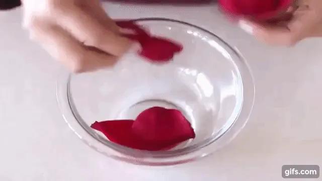 Khám phá ngay phương pháp làm nước hoa hồng cực kỳ đơn giản giúp làn da trở nên săn chắc và sáng mịn tự nhiên.