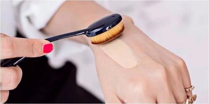Bí quyết tẩy sạch vết mỹ phẩm trên quần áo hiệu quả