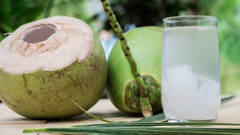 Người bị sốt có thể uống nước dừa không? Những lợi ích sức khỏe của nước dừa là gì?
