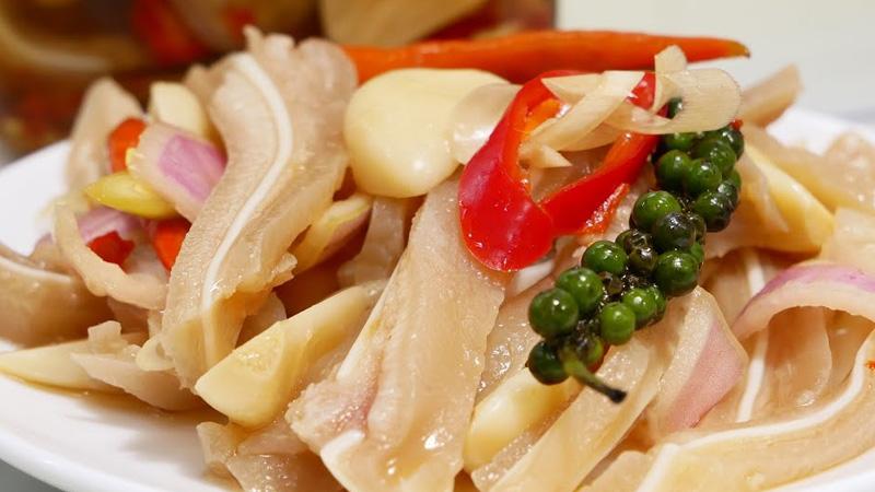 Món tai heo ngâm mắm không chỉ là lựa chọn lý tưởng để ăn kèm với cơm, mà còn là món nhâm nhi tuyệt vời cho những buổi tụ họp bạn bè, mang lại cảm giác ngon miệng khó cưỡng.
