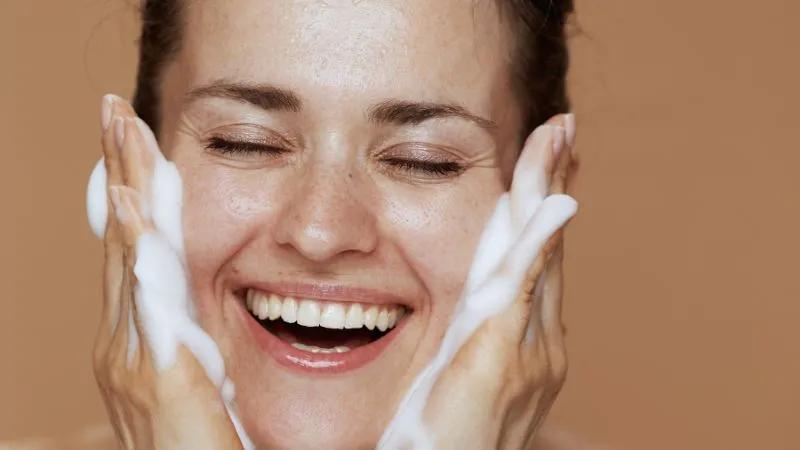 Khám phá 5 loại sữa rửa mặt giúp làn da bạn luôn trắng sáng trong mùa dịch