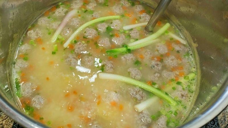Cách chế biến cháo hạt sen bò viên thơm ngon, bổ dưỡng, là món ăn lý tưởng cho bữa cơm gia đình thêm phong phú.