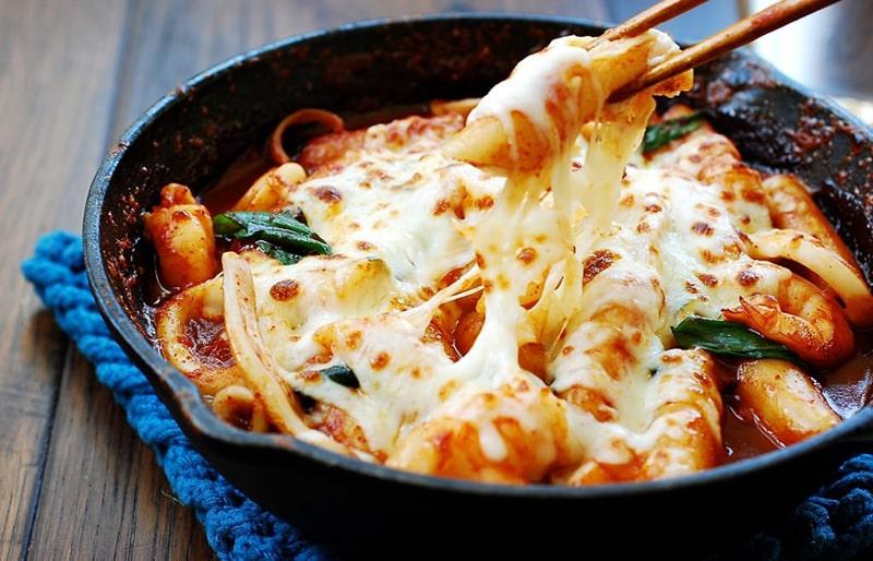 2 công thức tokbokki phô mai chuẩn vị Hàn, chiêu đãi bạn bè cuối tuần thêm rôm rả