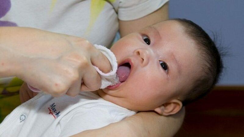 Vì sao việc rơ lưỡi cho trẻ sơ sinh lại quan trọng và những phương pháp rơ lưỡi hiệu quả cho bé.