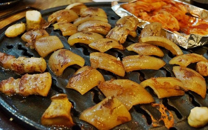 Hướng dẫn chi tiết cách chế biến bì heo nướng thơm ngon, dễ thực hiện ngay tại nhà, đảm bảo hương vị tuyệt vời.