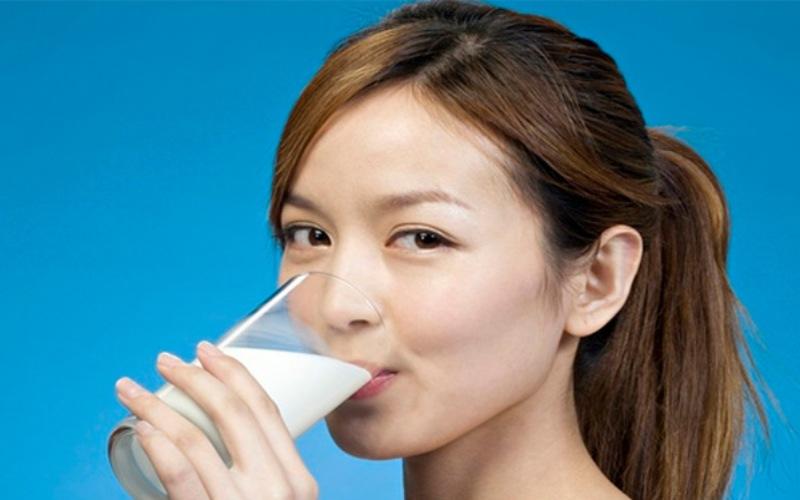 Mẹ sau sinh có thể uống sữa tươi không? Những điều quan trọng cần lưu ý để đảm bảo sức khỏe mẹ và bé.