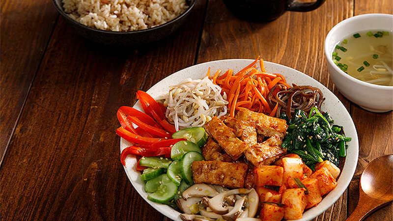 Khám phá cách chế biến món cơm trộn Hàn Quốc chay không chỉ hấp dẫn mà còn đầy dưỡng chất, mang đến một trải nghiệm ẩm thực tuyệt vời.