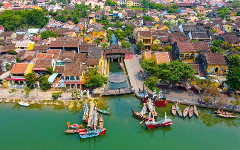 Khám phá 15 món đặc sản Miền Trung hấp dẫn, không thể bỏ qua khi du lịch và là lựa chọn tuyệt vời để làm quà tặng cho người thân, bạn bè.